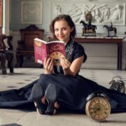 不朽のミステリー「アガサ・クリスティのセブンダイヤルズ」がNetflixでドラマ化!─キャスト、登場人物、あらすじ、見どころ総まとめ スクリーンショット 2026-01-10 6.10.02