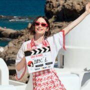 ついに完結へ...「エミリー、パリへ行く」シーズン6が最終章に!─ギリシャ、モナコ、パリを巡る“最後の旅” スクリーンショット 2026-05-22 11.19.11